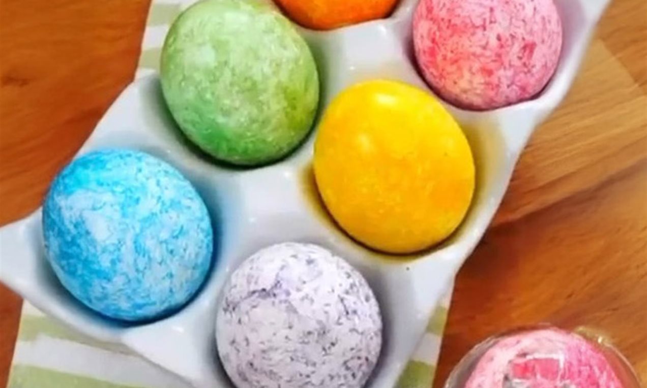 Ostereier mit Reis eingefärbt