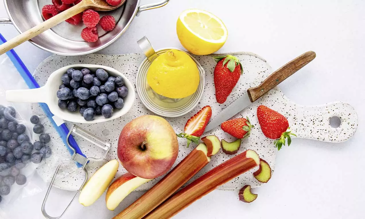 Aufgeschnittene Früchte und Mise en Place zum Ein machen.