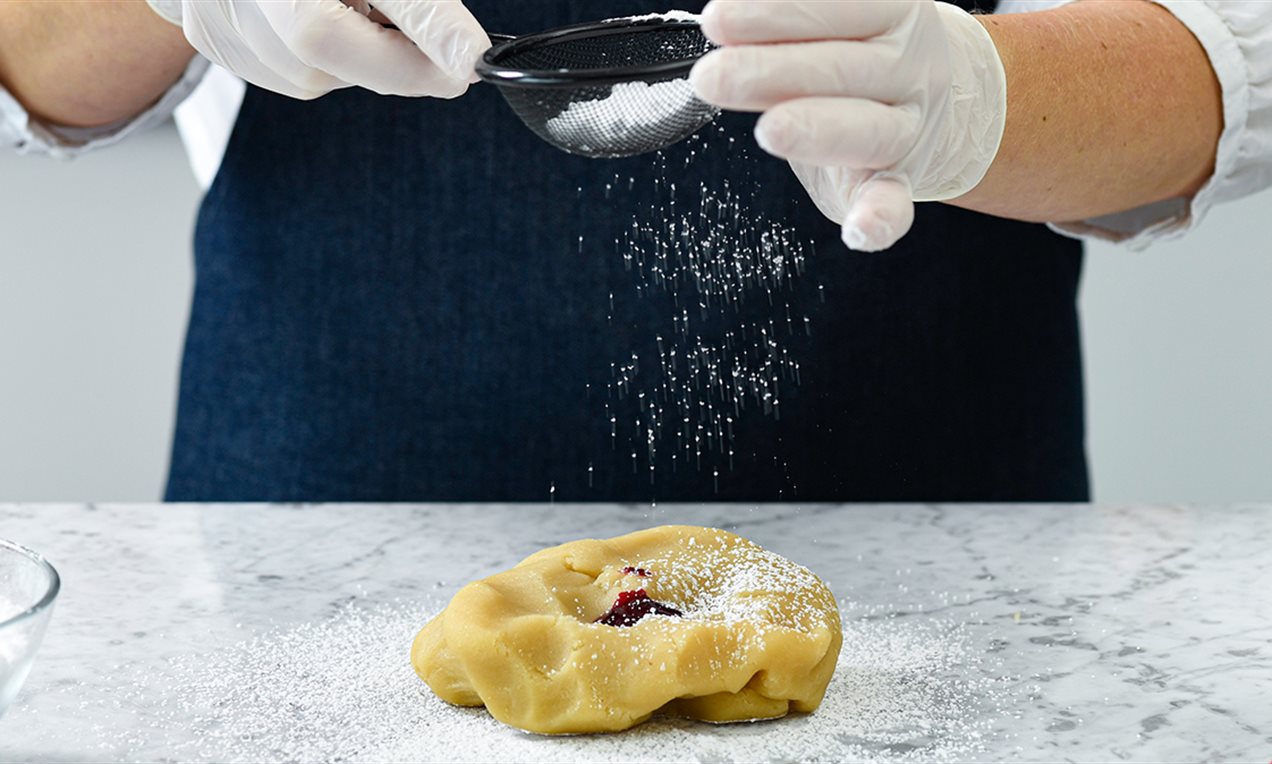 Picture - Marzipan einfärben Masse mit Puderzucker bestreuen DSC7269 Ausschnitt